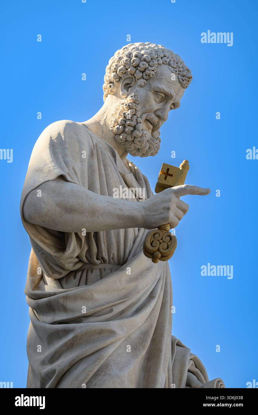 Die Statue des Heiligen Peter vor dem Petersdom im Vatikan (Rom). Stockfoto