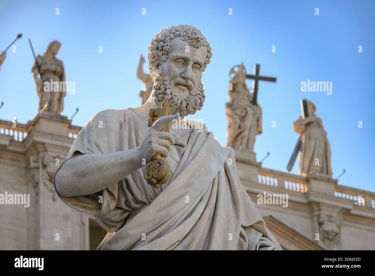 Die Statue des Heiligen Peter vor dem Petersdom im Vatikan (Rom). Stockfoto