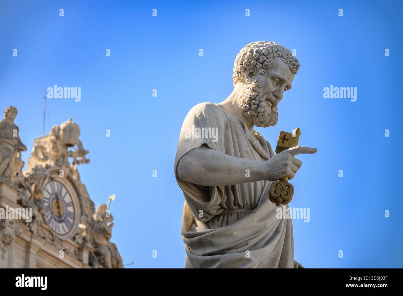 Die Statue des Heiligen Peter vor dem Petersdom im Vatikan (Rom). Stockfoto