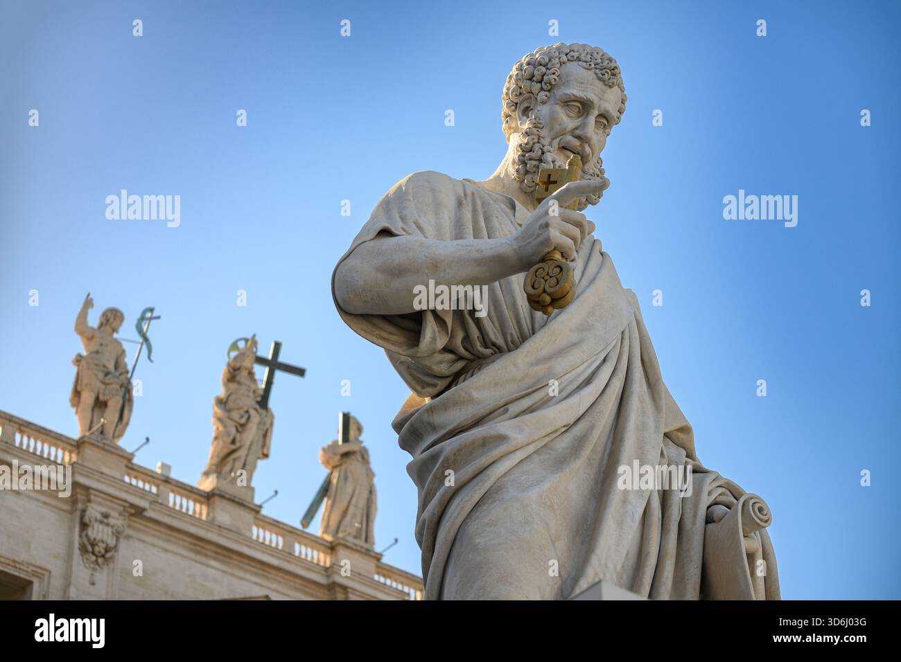 Die Statue des Heiligen Peter vor dem Petersdom im Vatikan (Rom). Stockfoto