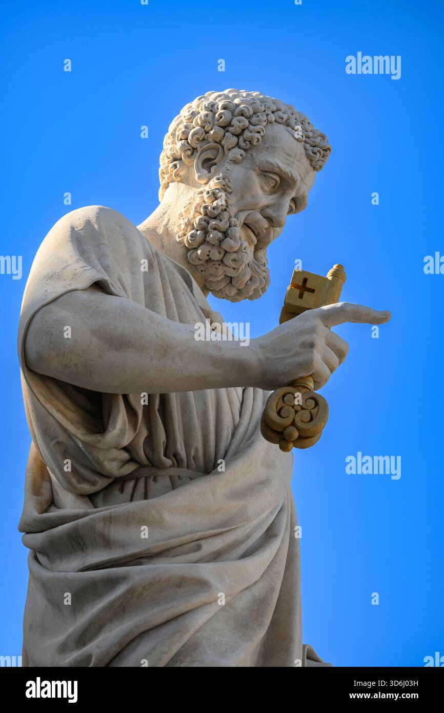 Die Statue des Heiligen Peter vor dem Petersdom im Vatikan (Rom). Stockfoto