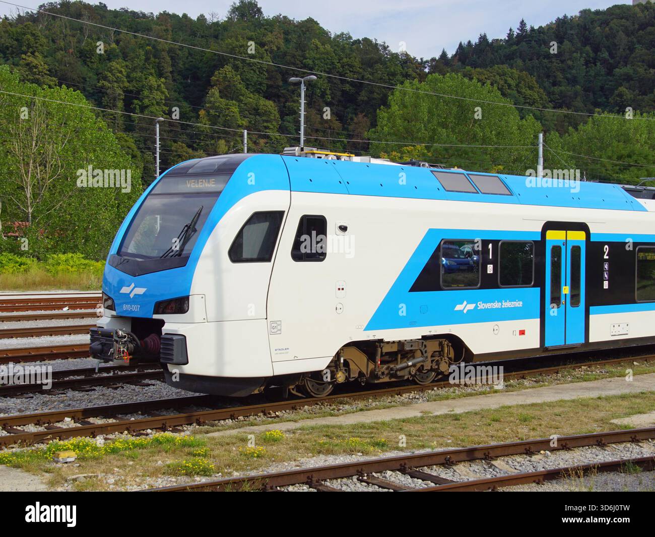 Celje, Slowenien - 11. August 2022: Der elektrische öffentliche Nahverkehr der Slowenischen Eisenbahn steht in einem Bahnhof. Stockfoto