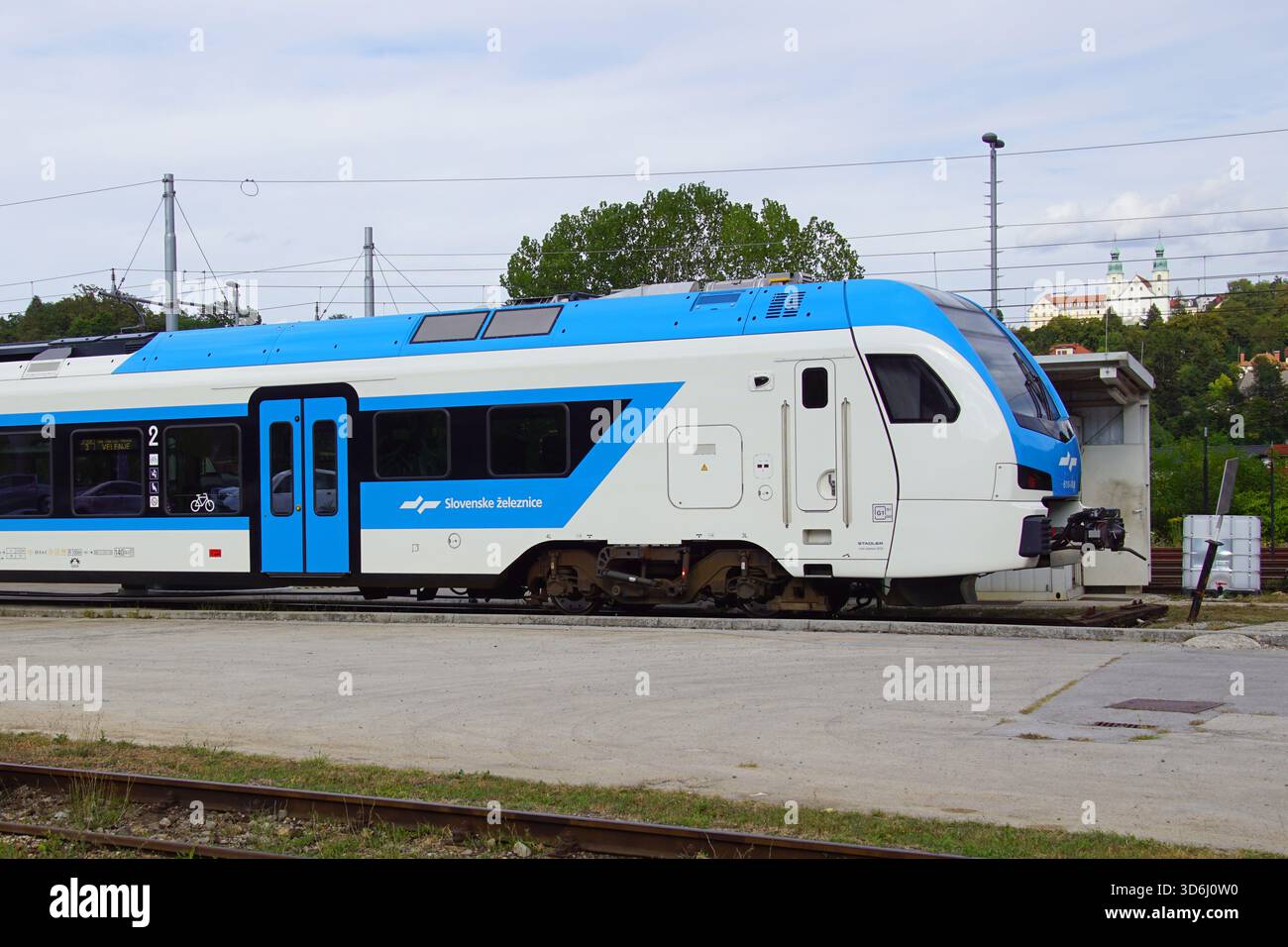 Celje, Slowenien - 11. August 2022: Der elektrische öffentliche Nahverkehr der Slowenischen Eisenbahn steht in einem Bahnhof. Stockfoto