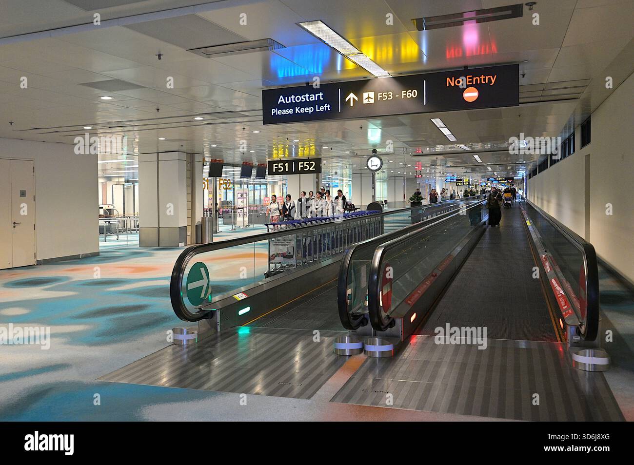 Reisende, die zum Abflugsteig F53-F60s am Singapore Changi Airport Terminal 2 führen, das im November 2023 nach umfangreichen Renovierungsarbeiten eröffnet wurde Stockfoto