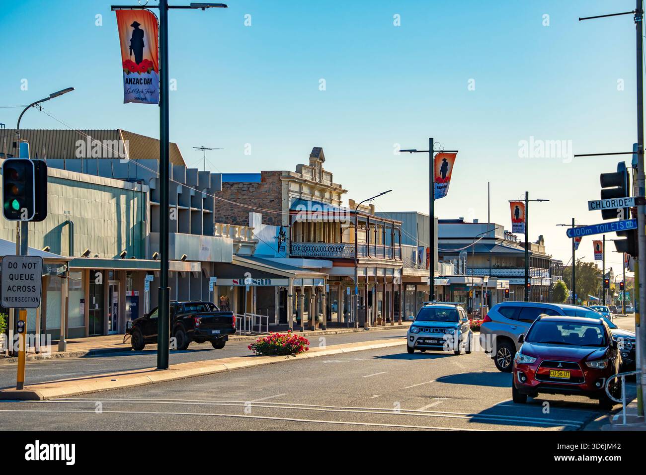 Die Argent Street, ein Teil des Barrier Highway, ist die Hauptstraße der Stadt Broken Hill im Westen von New South Wales, Australien Stockfoto