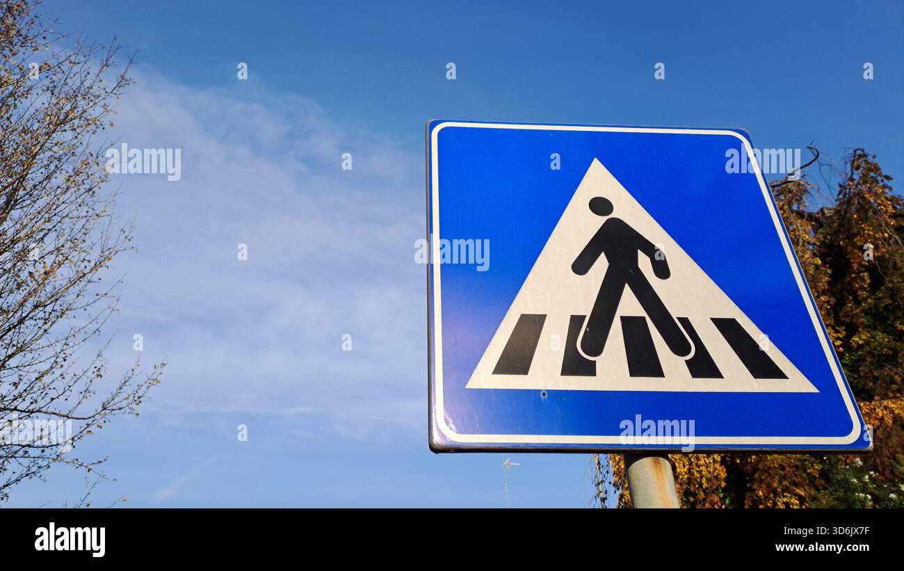 Straßenschild für Fußgänger, Nahaufnahme auf dem Straßenschild, Italien. Stockfoto