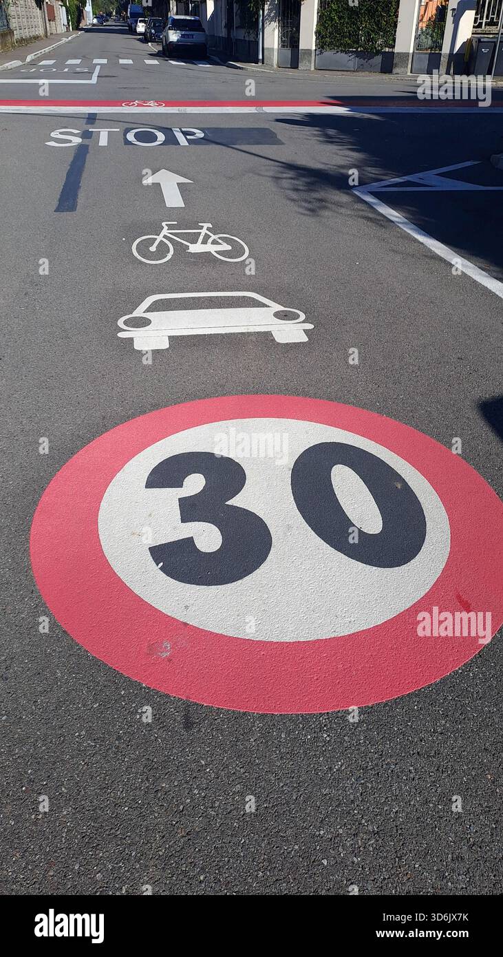 Straßenschild Geschwindigkeitsbegrenzung 30 km/h, Straßenschild für Autos und Fahrräder an der HALTESTELLE, Italien. Stockfoto