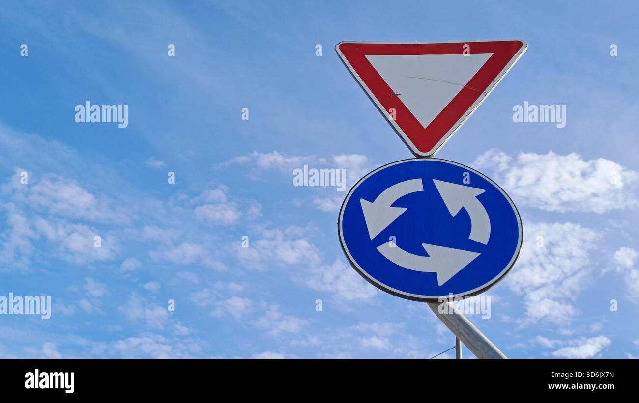 Straßenschild, das am Kreisverkehr in Italien weicht. Stockfoto
