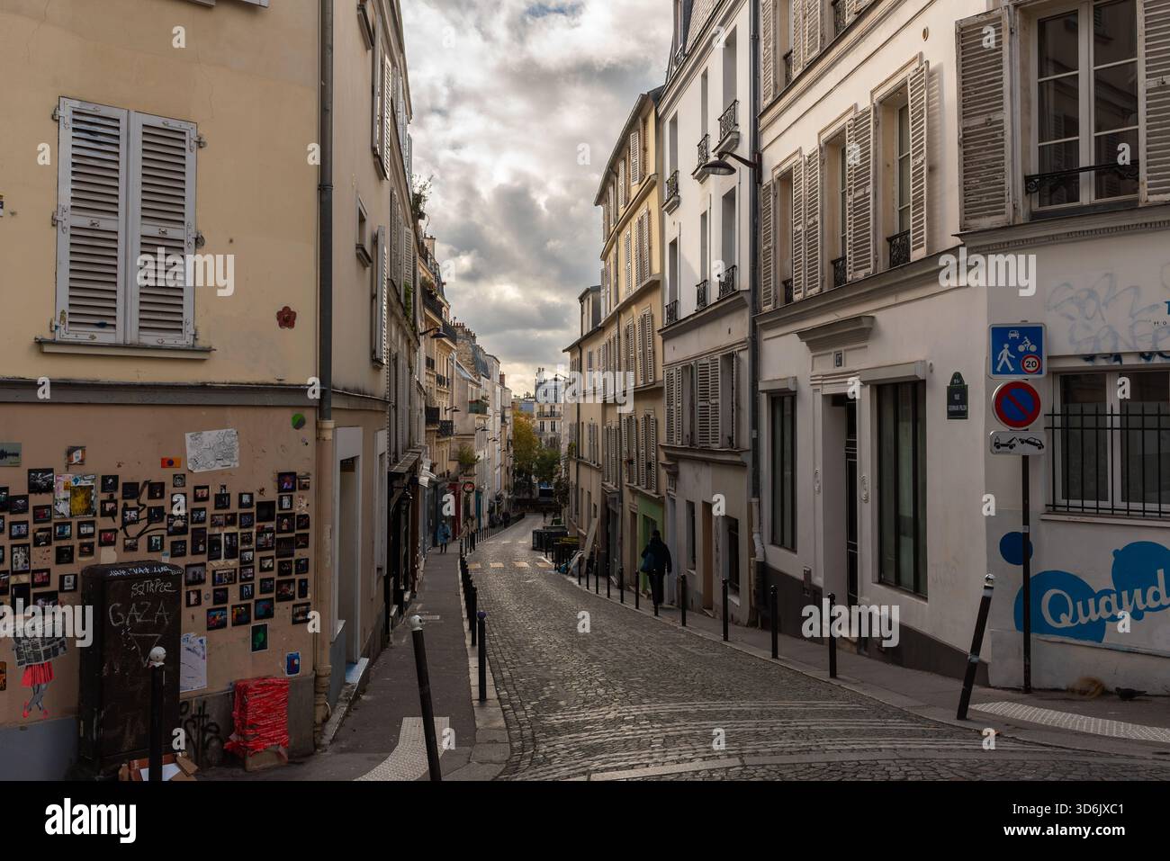 Paris, Frankreich, 11.20.2025. Eine charmante Kopfsteinpflasterstraße im 18. Arrondissement von Paris Stockfoto
