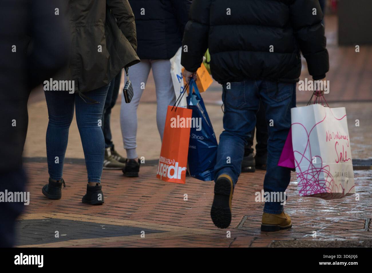 Aktenfoto vom 12/18 von Menschen, die im Stadtzentrum von Birmingham einkaufen. Das Vertrauen der Verbraucher ist bei allen Maßnahmen gesunken, da die Öffentlichkeit im Haushalt der nächsten Woche auf schwierige Nachrichten stürzt, wie Zahlen zeigen. Der langjährige Verbrauchervertrauensindex der GfK fiel im November um zwei Punkte auf minus 19 Punkte, wobei alle fünf Kennzahlen vom Vertrauen in die allgemeine Wirtschaft bis hin zu den Ausgabenerwartungen fielen. Ausgabedatum: Freitag, 21. November 2025. Stockfoto