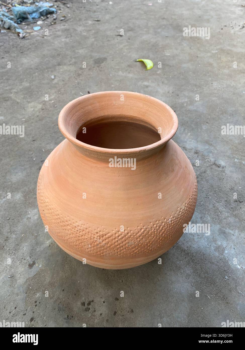 Handgemachte Tontopf - traditionelles irdenes Handwerk der natürlichen Schönheit und Einfachheit Stockfoto