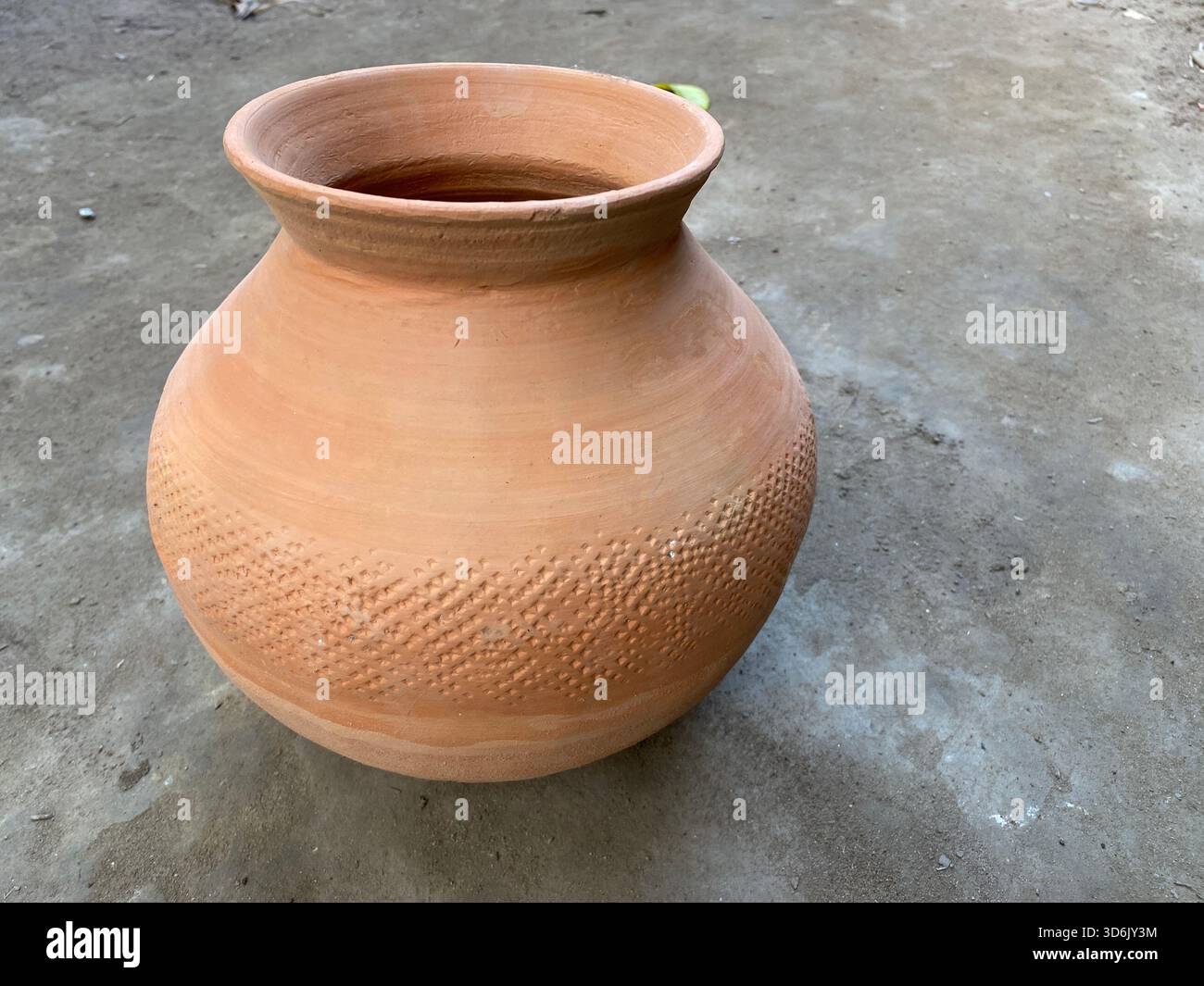 Handgemachte Tontopf - traditionelles irdenes Handwerk der natürlichen Schönheit und Einfachheit Stockfoto