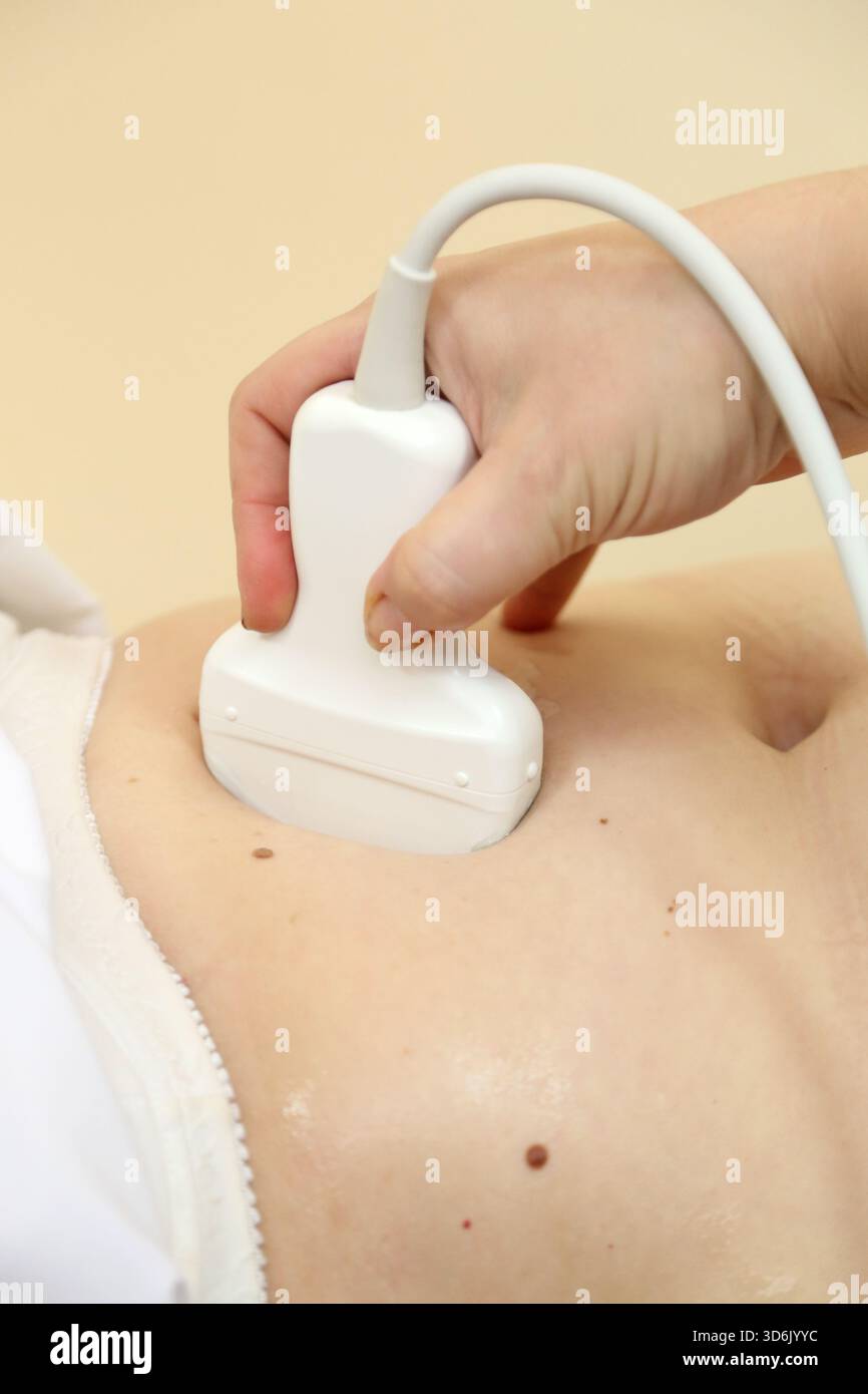 Modernes Ultraschallgerät. Sonographische Untersuchungen innerer Organe. Eine Frau, die sich einer Ultraschalluntersuchung ihrer Bauchhöhle unterzieht. Ultraschalluntersuchung Stockfoto