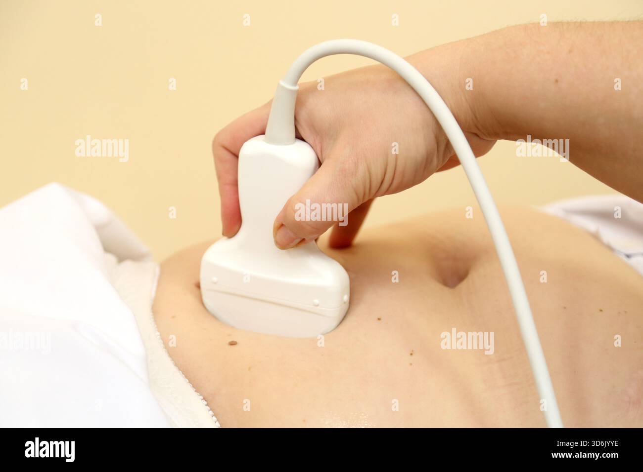 Modernes Ultraschallgerät. Sonographische Untersuchungen innerer Organe. Eine Frau, die sich einer Ultraschalluntersuchung ihrer Bauchhöhle unterzieht. Ultraschalluntersuchung Stockfoto