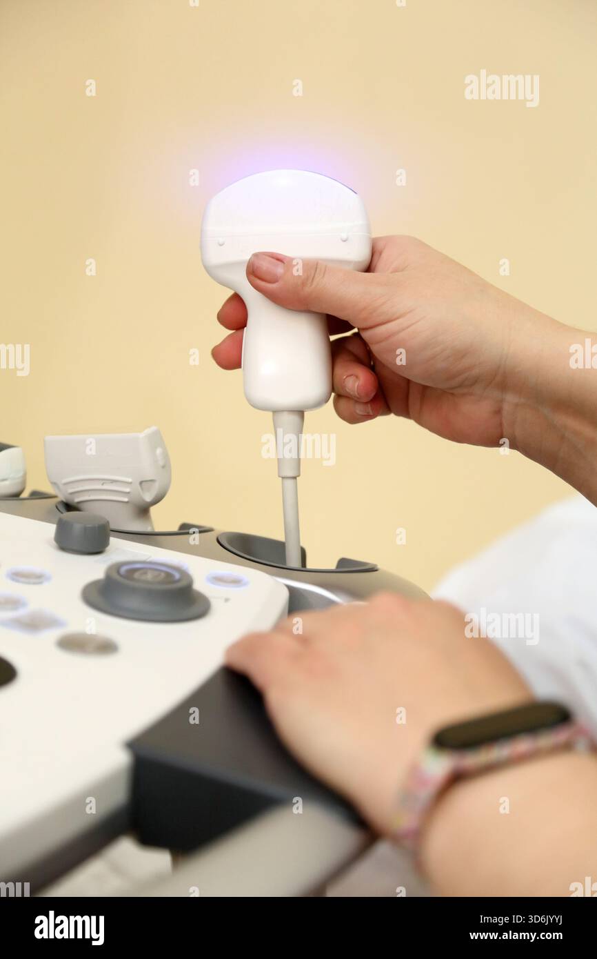 Modernes Ultraschallgerät. Sonographische Untersuchungen innerer Organe. Eine Frau, die sich einer Ultraschalluntersuchung ihrer Bauchhöhle unterzieht. Ultraschalluntersuchung Stockfoto