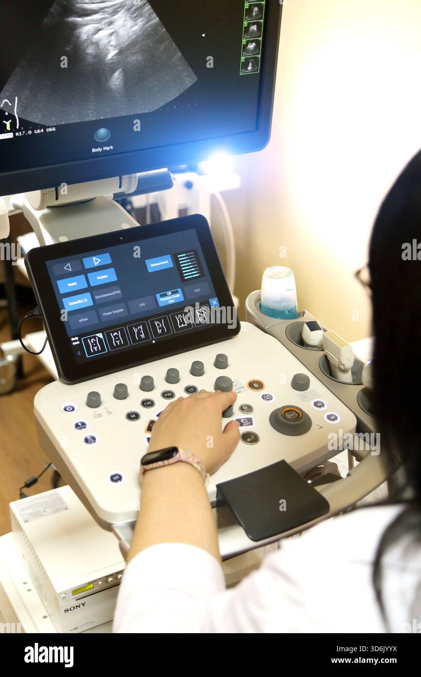 Modernes Ultraschallgerät. Sonographische Untersuchungen innerer Organe. Eine Frau, die sich einer Ultraschalluntersuchung ihrer Bauchhöhle unterzieht. Ultraschalluntersuchung Stockfoto