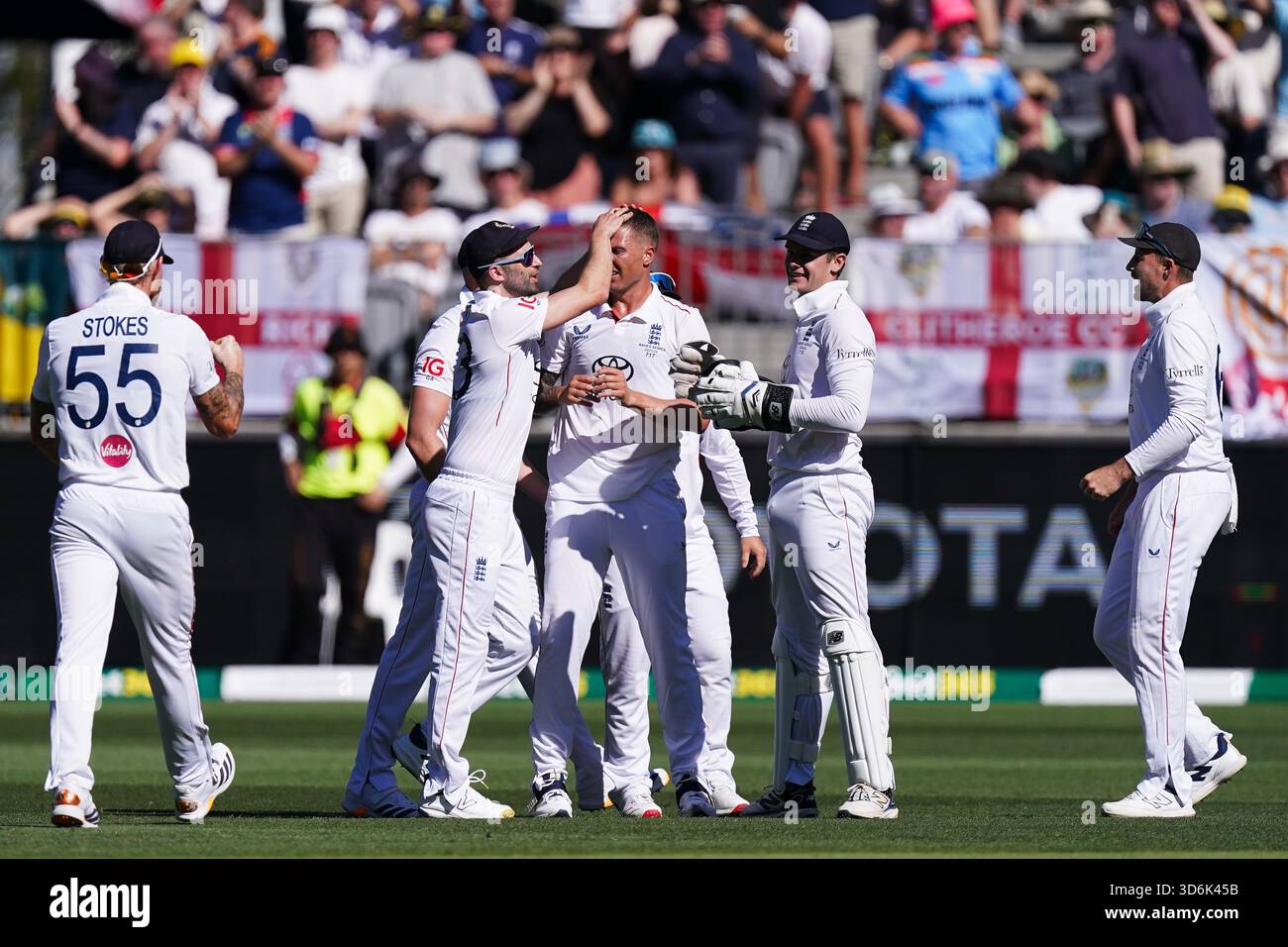 Der Engländer Brydon Carse (Mitte) feiert mit seinen Teamkollegen, nachdem er am ersten Tag des ersten Tests der NRMA Insurance Ashes Series 2025 im Optus Stadium in Perth, Australien, den Wicket des Australiers Steve Smith (nicht abgebildet) absolviert hat. Bilddatum: Freitag, 21. November 2025. Stockfoto