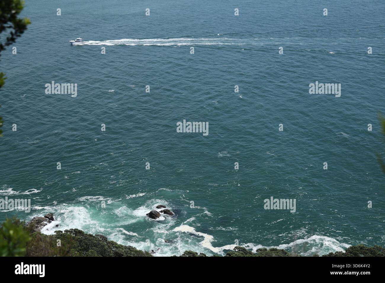 Schnellboot Von White Wake Über Das Offene Meer Stockfoto