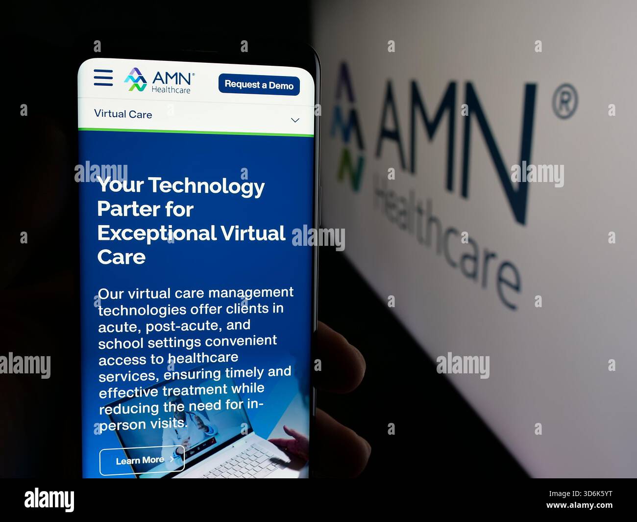 Stuttgart, Deutschland - 11.08.2025: Person, die ein Smartphone hält, mit Webseite der Personalfirma AMN Healthcare Services Inc. Auf dem Bildschirm vor dem Logo. Stockfoto