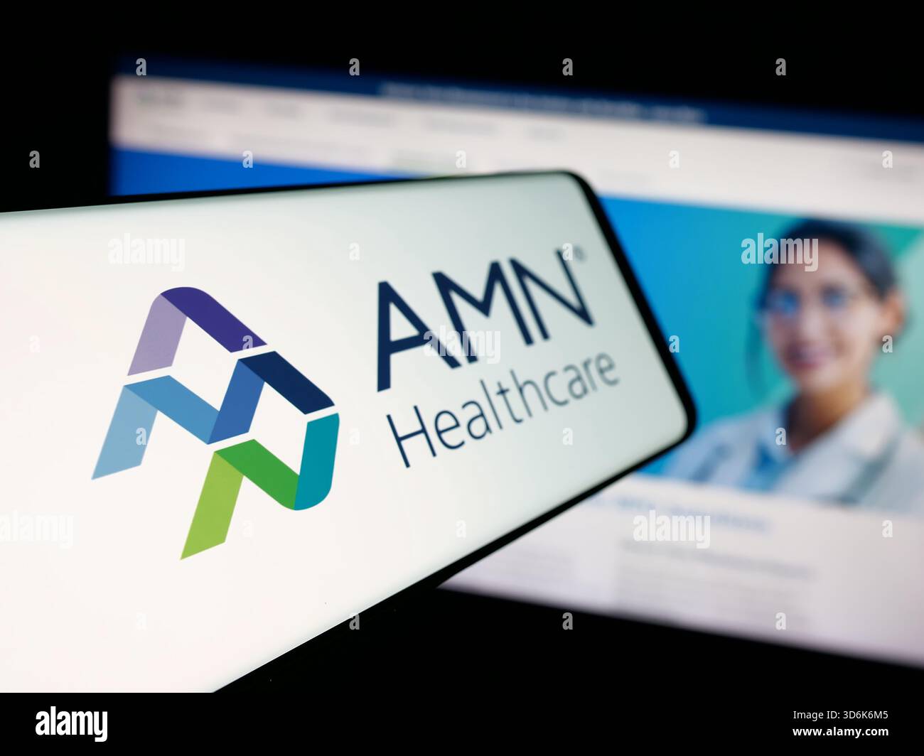 Stuttgart, Deutschland - 11.08.2025: Smartphone mit Logo des Personalunternehmens AMN Healthcare Services Inc. Auf dem Bildschirm vor der Website. Stockfoto