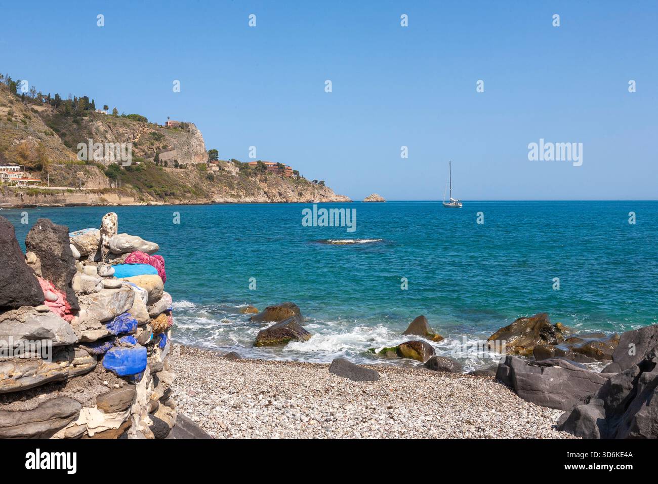 Einsame Yacht vor Anker in der Baia di Villagonia, Taormina, Sizilien, Italien Stockfoto