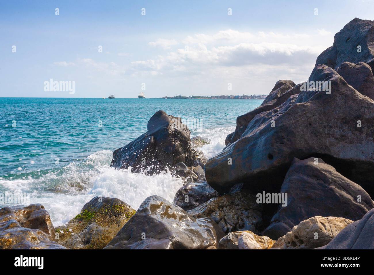 Kreuzfahrtschiffe vor Anker in der Bucht von Giardini Naxos, von Taormina, Sizilien, Italien Stockfoto