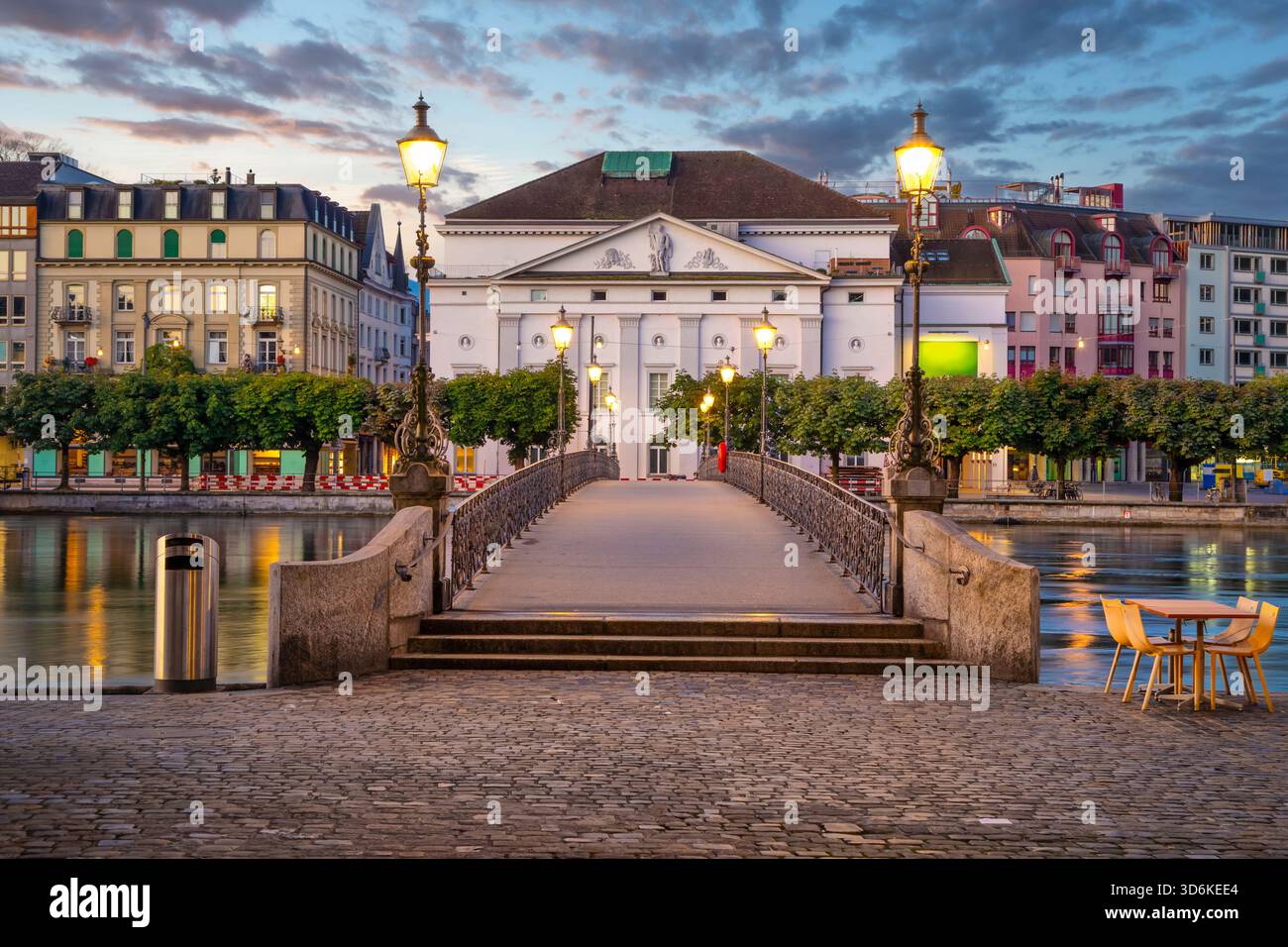Luzern, Schweiz - Blick auf die Rathaussteg-Brücke und das Gebäude des Luzerner Theaters bei Sonnenaufgang Stockfoto