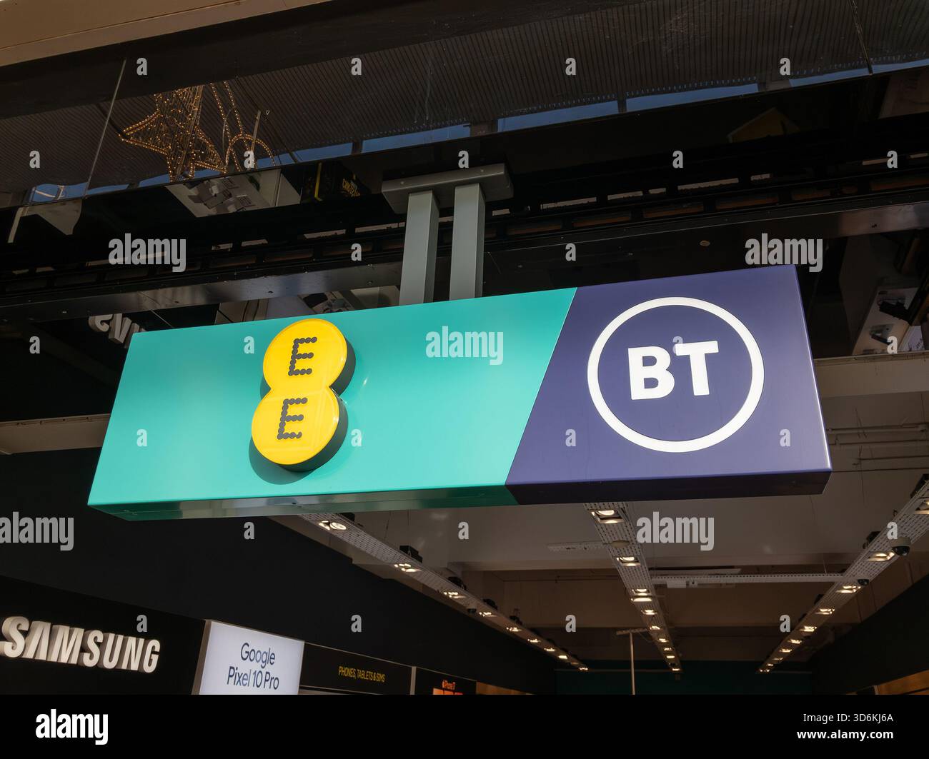 EE und BT Storefront und Schild, Centre MK Shopping Centre, Milton Keynes, Großbritannien Stockfoto