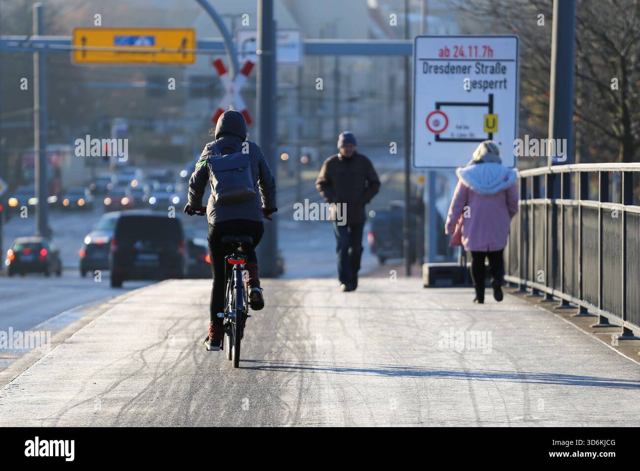 Cottbus, Brandenburg, Deutschland. November 2025. Ein Bürger fährt mit dem Fahrrad direkt neben dem Hauptbahnhof in Cottbus. Eine 250 Kilogramm schwere Bombe aus dem Zweiten Weltkrieg, die während der Bauarbeiten an der neuen EISWARTUNGSANLAGE entdeckt wurde, führte zu einer 300 Meter langen Sperrzone und der Evakuierung von rund 500 Einwohnern. Das Gerät, eine deutsche Luftbombe mit sowjetischer Sicherung, wird von der Sprengstoffentsorgungsbehörde entschärft. Das Gelände war bereits vor dem Bau auf Kampfmittel überprüft worden, wobei dort im Mai und Juni Bomben freigesetzt wurden, da der Bahnhof Cottbus während der Zeit schwer bombardiert wurde Stockfoto