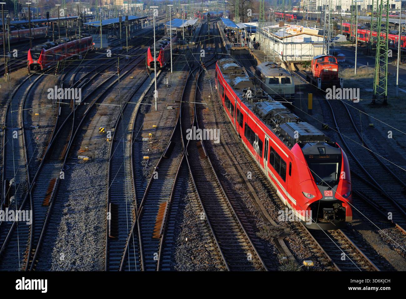 Cottbus, Brandenburg, Deutschland. November 2025. Ein Zug fährt am Hauptbahnhof von Cottbus an. Eine 250 Kilogramm schwere Bombe aus dem Zweiten Weltkrieg, die während der Bauarbeiten an der neuen EISWARTUNGSANLAGE entdeckt wurde, führte zu einer 300 Meter langen Sperrzone und der Evakuierung von rund 500 Einwohnern. Das Gerät, eine deutsche Luftbombe mit sowjetischer Sicherung, wird von der Sprengstoffentsorgungsbehörde entschärft. Das Gelände war bereits vor dem Bau auf Kampfmittel überprüft worden, dort wurden im Mai und Juni Bomben freigesetzt, da der Bahnhof Cottbus während des Zweiten Weltkriegs schwer bombardiert wurde (Credit Image: © Stockfoto