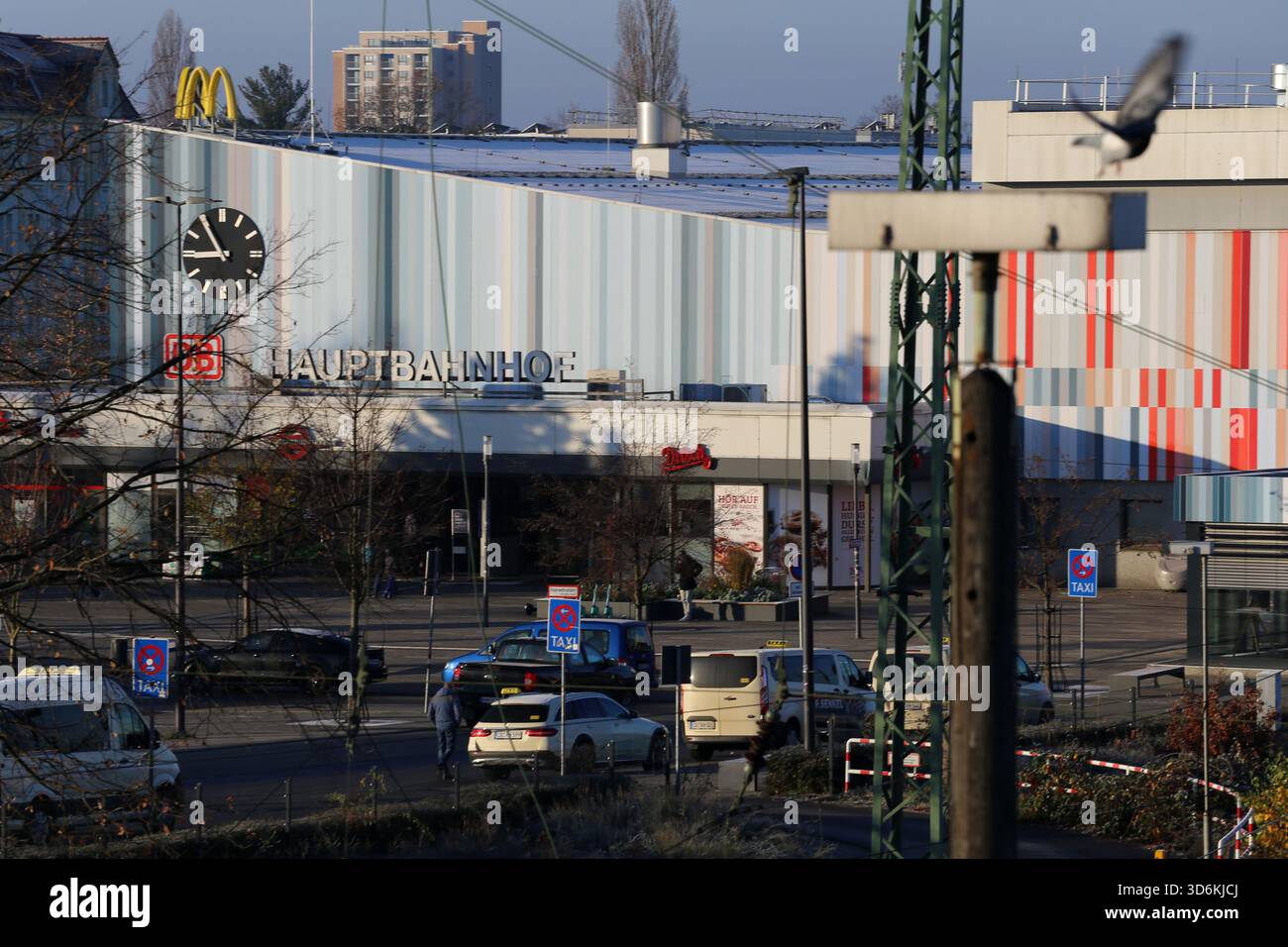 Cottbus, Brandenburg, Deutschland. November 2025. Blick auf den Hauptbahnhof Cottbus. Eine 250 Kilogramm schwere Bombe aus dem Zweiten Weltkrieg, die während der Bauarbeiten an der neuen EISWARTUNGSANLAGE entdeckt wurde, führte zu einer 300 Meter langen Sperrzone und der Evakuierung von rund 500 Einwohnern. Das Gerät, eine deutsche Luftbombe mit sowjetischer Sicherung, wird von der Sprengstoffentsorgungsbehörde entschärft. Die Anlage war bereits vor dem Bau auf Kampfmittel überprüft worden, wobei dort im Mai und Juni Bomben freigesetzt wurden, da der Bahnhof Cottbus während des Zweiten Weltkriegs schwer bombardiert wurde (Foto: © Rouzbeh F Stockfoto