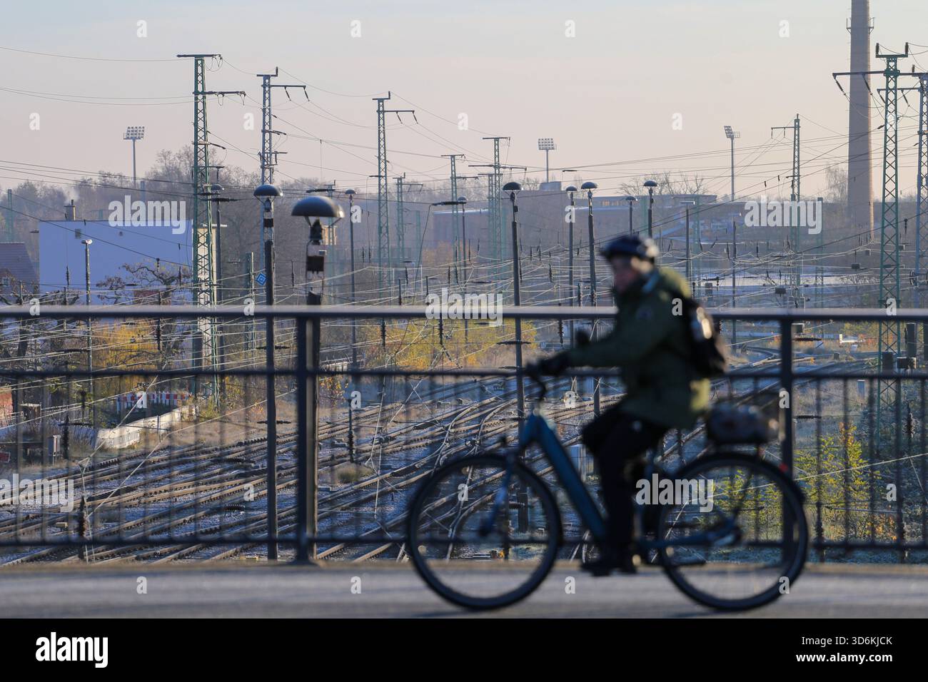 Cottbus, Brandenburg, Deutschland. November 2025. Ein Bürger fährt mit dem Fahrrad direkt neben dem Hauptbahnhof in Cottbus. Eine 250 Kilogramm schwere Bombe aus dem Zweiten Weltkrieg, die während der Bauarbeiten an der neuen EISWARTUNGSANLAGE entdeckt wurde, führte zu einer 300 Meter langen Sperrzone und der Evakuierung von rund 500 Einwohnern. Das Gerät, eine deutsche Luftbombe mit sowjetischer Sicherung, wird von der Sprengstoffentsorgungsbehörde entschärft. Das Gelände war bereits vor dem Bau auf Kampfmittel überprüft worden, wobei dort im Mai und Juni Bomben freigesetzt wurden, da der Bahnhof Cottbus während der Zeit schwer bombardiert wurde Stockfoto