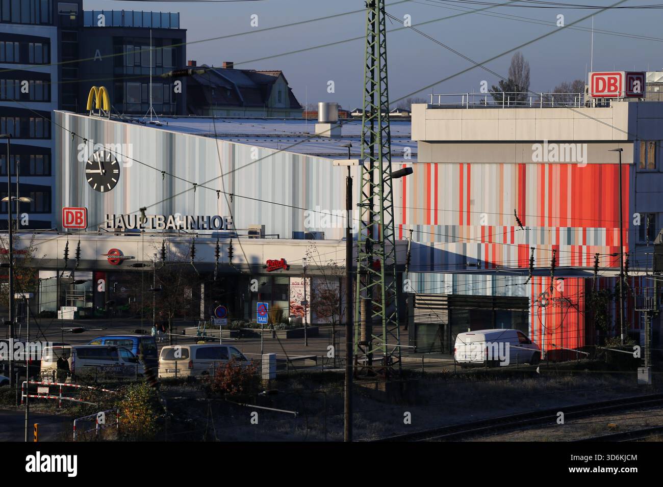 Cottbus, Brandenburg, Deutschland. November 2025. Blick auf den Hauptbahnhof Cottbus. Eine 250 Kilogramm schwere Bombe aus dem Zweiten Weltkrieg, die während der Bauarbeiten an der neuen EISWARTUNGSANLAGE entdeckt wurde, führte zu einer 300 Meter langen Sperrzone und der Evakuierung von rund 500 Einwohnern. Das Gerät, eine deutsche Luftbombe mit sowjetischer Sicherung, wird von der Sprengstoffentsorgungsbehörde entschärft. Die Anlage war bereits vor dem Bau auf Kampfmittel überprüft worden, wobei dort im Mai und Juni Bomben freigesetzt wurden, da der Bahnhof Cottbus während des Zweiten Weltkriegs schwer bombardiert wurde (Foto: © Rouzbeh F Stockfoto