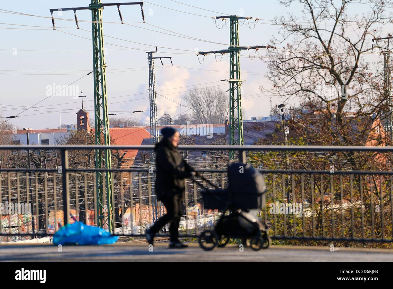 Cottbus, Brandenburg, Deutschland. November 2025. Eine Frau läuft direkt neben dem Hauptbahnhof in Cottbus. Eine 250 Kilogramm schwere Bombe aus dem Zweiten Weltkrieg, die während der Bauarbeiten an der neuen EISWARTUNGSANLAGE entdeckt wurde, führte zu einer 300 Meter langen Sperrzone und der Evakuierung von rund 500 Einwohnern. Das Gerät, eine deutsche Luftbombe mit sowjetischer Sicherung, wird von der Sprengstoffentsorgungsbehörde entschärft. Das Gelände war bereits vor dem Bau auf Kampfmittel überprüft worden, dort wurden im Mai und Juni Bomben freigesetzt, da der Bahnhof Cottbus während des Zweiten Weltkriegs schwer bombardiert wurde (C Stockfoto