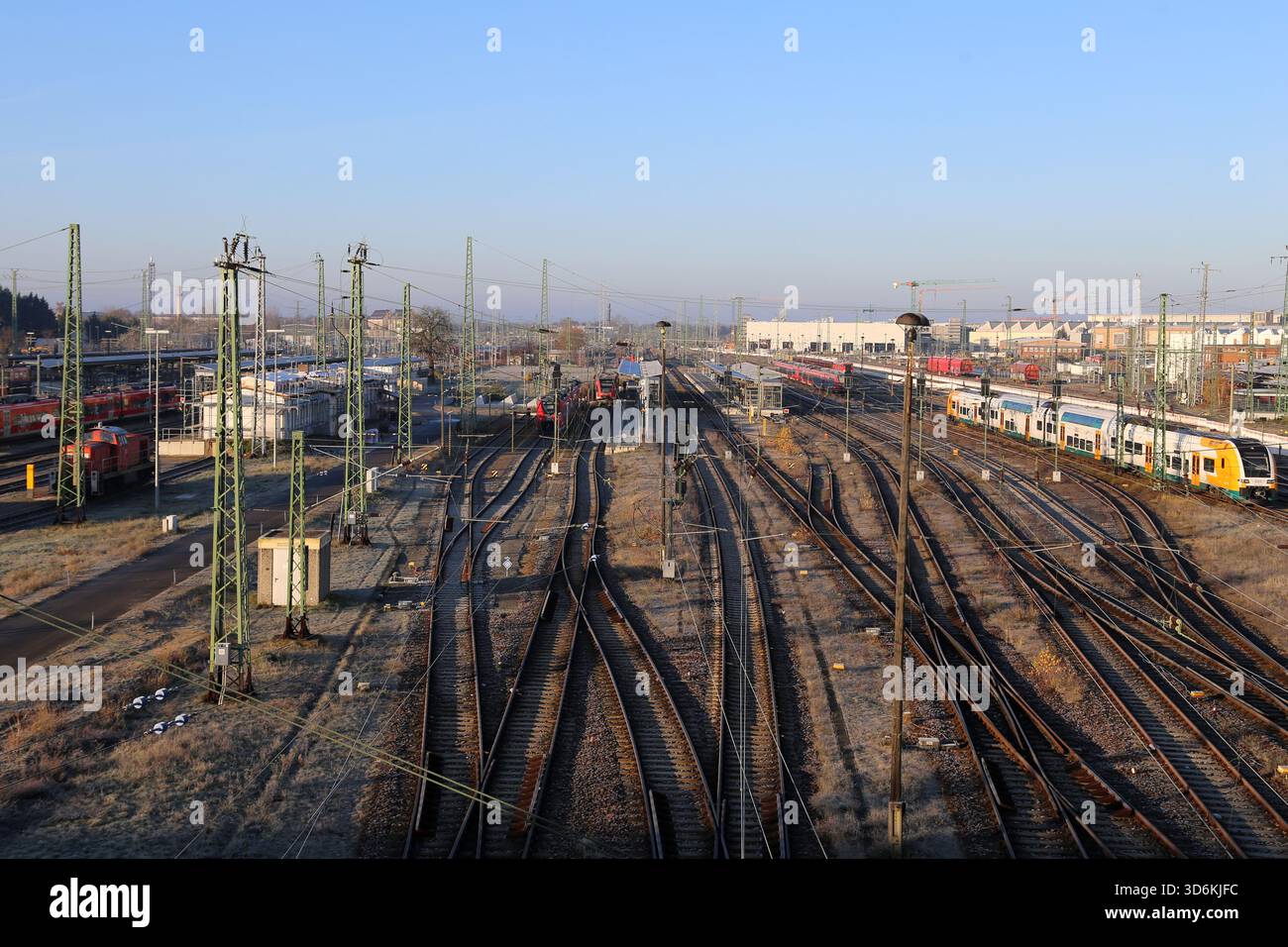 Cottbus, Brandenburg, Deutschland. November 2025. Die Bahn ist am Hauptbahnhof Cottbus zu sehen. Eine 250 Kilogramm schwere Bombe aus dem Zweiten Weltkrieg, die während der Bauarbeiten an der neuen EISWARTUNGSANLAGE entdeckt wurde, führte zu einer 300 Meter langen Sperrzone und der Evakuierung von rund 500 Einwohnern. Das Gerät, eine deutsche Luftbombe mit sowjetischer Sicherung, wird von der Sprengstoffentsorgungsbehörde entschärft. Das Gelände war bereits vor dem Bau auf Kampfmittel überprüft worden, dort wurden im Mai und Juni Bomben freigesetzt, da der Bahnhof Cottbus während des Zweiten Weltkriegs schwer bombardiert wurde (Credit Image: Stockfoto