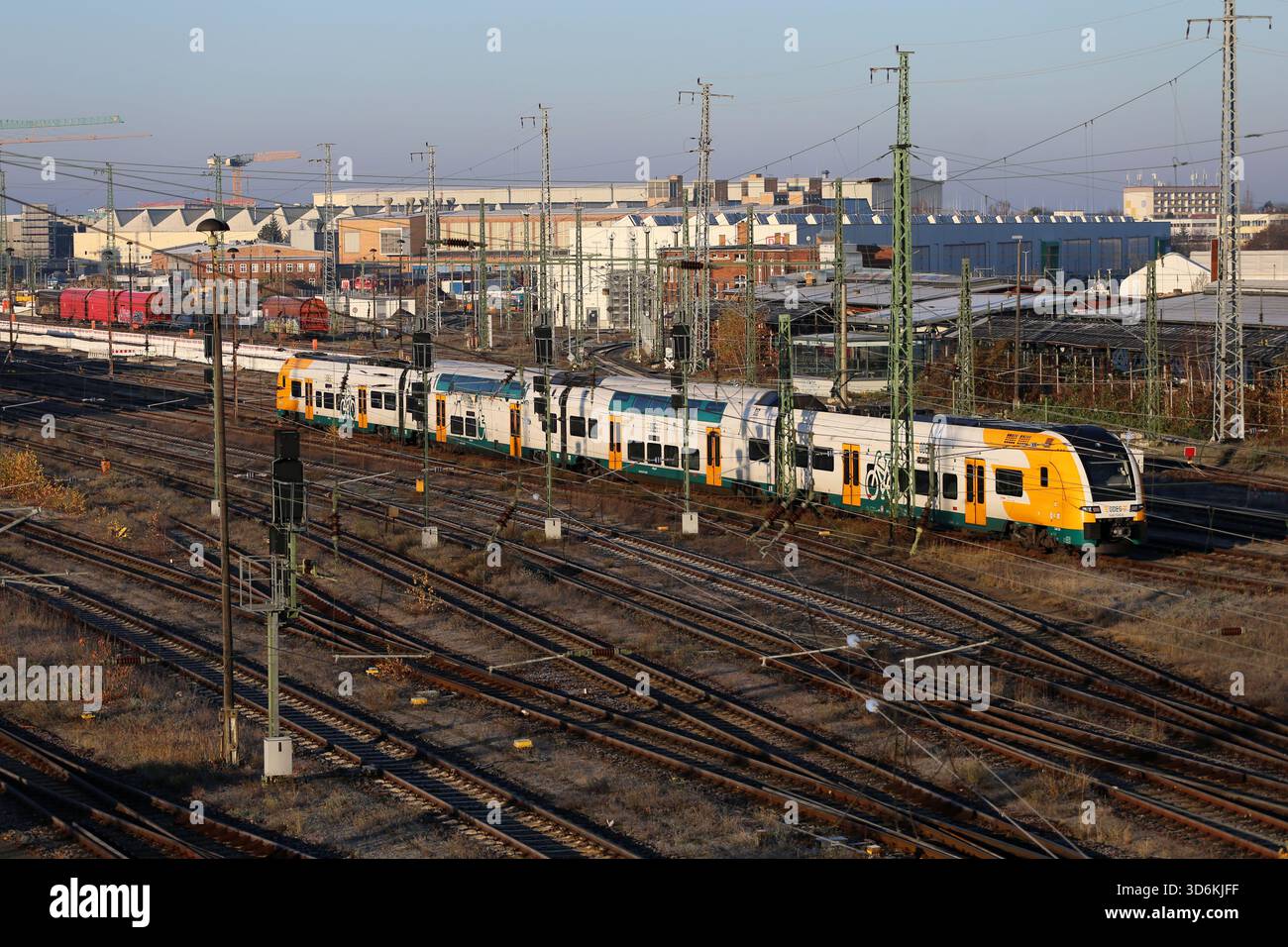 Cottbus, Brandenburg, Deutschland. November 2025. Ein Zug hält am Hauptbahnhof Cottbus. Eine 250 Kilogramm schwere Bombe aus dem Zweiten Weltkrieg, die während der Bauarbeiten an der neuen EISWARTUNGSANLAGE entdeckt wurde, führte zu einer 300 Meter langen Sperrzone und der Evakuierung von rund 500 Einwohnern. Das Gerät, eine deutsche Luftbombe mit sowjetischer Sicherung, wird von der Sprengstoffentsorgungsbehörde entschärft. Das Gelände war bereits vor dem Bau auf Kampfmittel überprüft worden, dort wurden im Mai und Juni Bomben freigesetzt, da der Bahnhof Cottbus während des Zweiten Weltkriegs schwer bombardiert wurde (Credit Image: © RO) Stockfoto