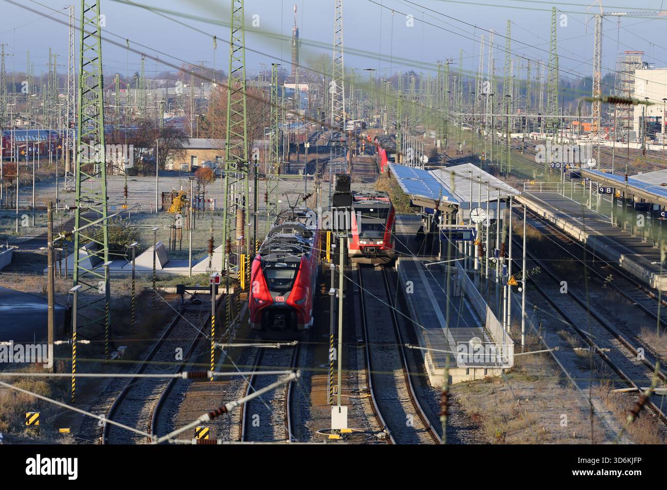 Cottbus, Brandenburg, Deutschland. November 2025. Züge halten am Hauptbahnhof Cottbus. Eine 250 Kilogramm schwere Bombe aus dem Zweiten Weltkrieg, die während der Bauarbeiten an der neuen EISWARTUNGSANLAGE entdeckt wurde, führte zu einer 300 Meter langen Sperrzone und der Evakuierung von rund 500 Einwohnern. Das Gerät, eine deutsche Luftbombe mit sowjetischer Sicherung, wird von der Sprengstoffentsorgungsbehörde entschärft. Das Gelände war bereits vor dem Bau auf Kampfmittel überprüft worden, dort wurden im Mai und Juni Bomben freigesetzt, da der Bahnhof Cottbus während des Zweiten Weltkriegs schwer bombardiert wurde (Credit Image: © Rouz) Stockfoto