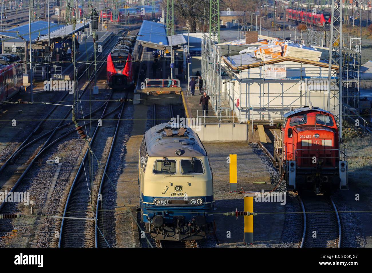 Cottbus, Brandenburg, Deutschland. November 2025. Züge halten am Hauptbahnhof Cottbus. Eine 250 Kilogramm schwere Bombe aus dem Zweiten Weltkrieg, die während der Bauarbeiten an der neuen EISWARTUNGSANLAGE entdeckt wurde, führte zu einer 300 Meter langen Sperrzone und der Evakuierung von rund 500 Einwohnern. Das Gerät, eine deutsche Luftbombe mit sowjetischer Sicherung, wird von der Sprengstoffentsorgungsbehörde entschärft. Das Gelände war bereits vor dem Bau auf Kampfmittel überprüft worden, dort wurden im Mai und Juni Bomben freigesetzt, da der Bahnhof Cottbus während des Zweiten Weltkriegs schwer bombardiert wurde (Credit Image: © Rouz) Stockfoto