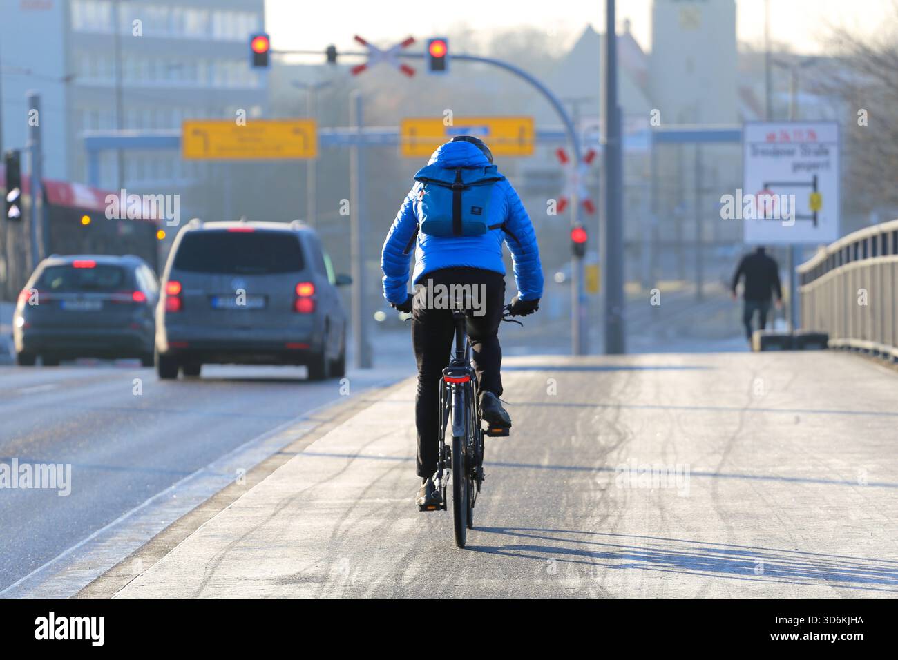 Cottbus, Brandenburg, Deutschland. November 2025. Ein Bürger fährt mit dem Fahrrad direkt neben dem Hauptbahnhof in Cottbus. Eine 250 Kilogramm schwere Bombe aus dem Zweiten Weltkrieg, die während der Bauarbeiten an der neuen EISWARTUNGSANLAGE entdeckt wurde, führte zu einer 300 Meter langen Sperrzone und der Evakuierung von rund 500 Einwohnern. Das Gerät, eine deutsche Luftbombe mit sowjetischer Sicherung, wird von der Sprengstoffentsorgungsbehörde entschärft. Das Gelände war bereits vor dem Bau auf Kampfmittel überprüft worden, wobei dort im Mai und Juni Bomben freigesetzt wurden, da der Bahnhof Cottbus während der Zeit schwer bombardiert wurde Stockfoto