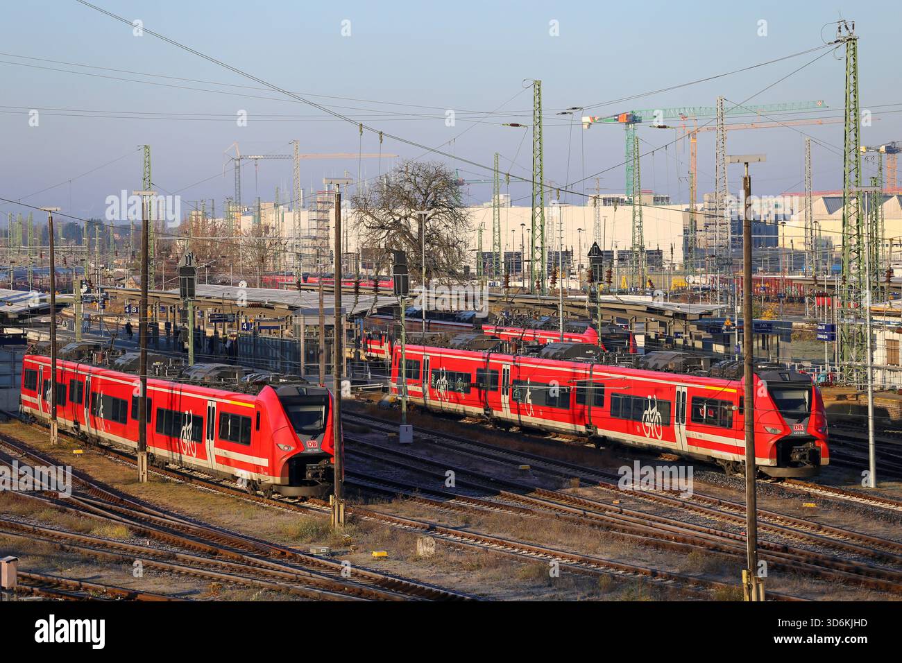 Cottbus, Brandenburg, Deutschland. November 2025. Züge halten am Hauptbahnhof Cottbus. Eine 250 Kilogramm schwere Bombe aus dem Zweiten Weltkrieg, die während der Bauarbeiten an der neuen EISWARTUNGSANLAGE entdeckt wurde, führte zu einer 300 Meter langen Sperrzone und der Evakuierung von rund 500 Einwohnern. Das Gerät, eine deutsche Luftbombe mit sowjetischer Sicherung, wird von der Sprengstoffentsorgungsbehörde entschärft. Das Gelände war bereits vor dem Bau auf Kampfmittel überprüft worden, dort wurden im Mai und Juni Bomben freigesetzt, da der Bahnhof Cottbus während des Zweiten Weltkriegs schwer bombardiert wurde (Credit Image: © Rouz) Stockfoto