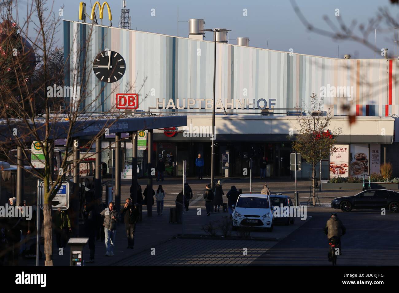 Cottbus, Brandenburg, Deutschland. November 2025. Blick auf den Hauptbahnhof Cottbus. Eine 250 Kilogramm schwere Bombe aus dem Zweiten Weltkrieg, die während der Bauarbeiten an der neuen EISWARTUNGSANLAGE entdeckt wurde, führte zu einer 300 Meter langen Sperrzone und der Evakuierung von rund 500 Einwohnern. Das Gerät, eine deutsche Luftbombe mit sowjetischer Sicherung, wird von der Sprengstoffentsorgungsbehörde entschärft. Die Anlage war bereits vor dem Bau auf Kampfmittel überprüft worden, wobei dort im Mai und Juni Bomben freigesetzt wurden, da der Bahnhof Cottbus während des Zweiten Weltkriegs schwer bombardiert wurde (Foto: © Rouzbeh F Stockfoto
