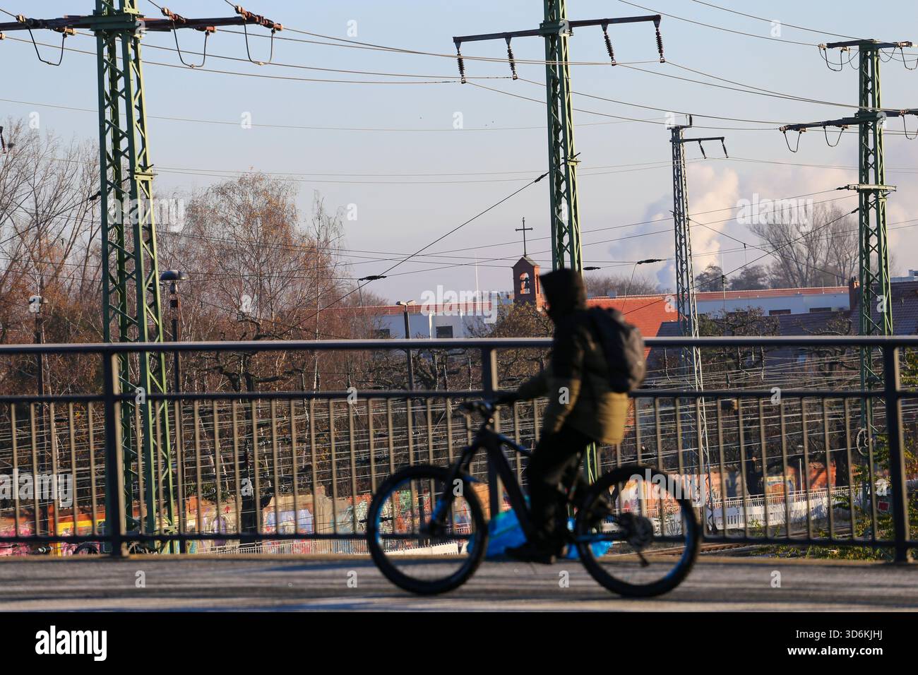 Cottbus, Brandenburg, Deutschland. November 2025. Ein Bürger fährt mit dem Fahrrad direkt neben dem Hauptbahnhof in Cottbus. Eine 250 Kilogramm schwere Bombe aus dem Zweiten Weltkrieg, die während der Bauarbeiten an der neuen EISWARTUNGSANLAGE entdeckt wurde, führte zu einer 300 Meter langen Sperrzone und der Evakuierung von rund 500 Einwohnern. Das Gerät, eine deutsche Luftbombe mit sowjetischer Sicherung, wird von der Sprengstoffentsorgungsbehörde entschärft. Das Gelände war bereits vor dem Bau auf Kampfmittel überprüft worden, wobei dort im Mai und Juni Bomben freigesetzt wurden, da der Bahnhof Cottbus während der Zeit schwer bombardiert wurde Stockfoto