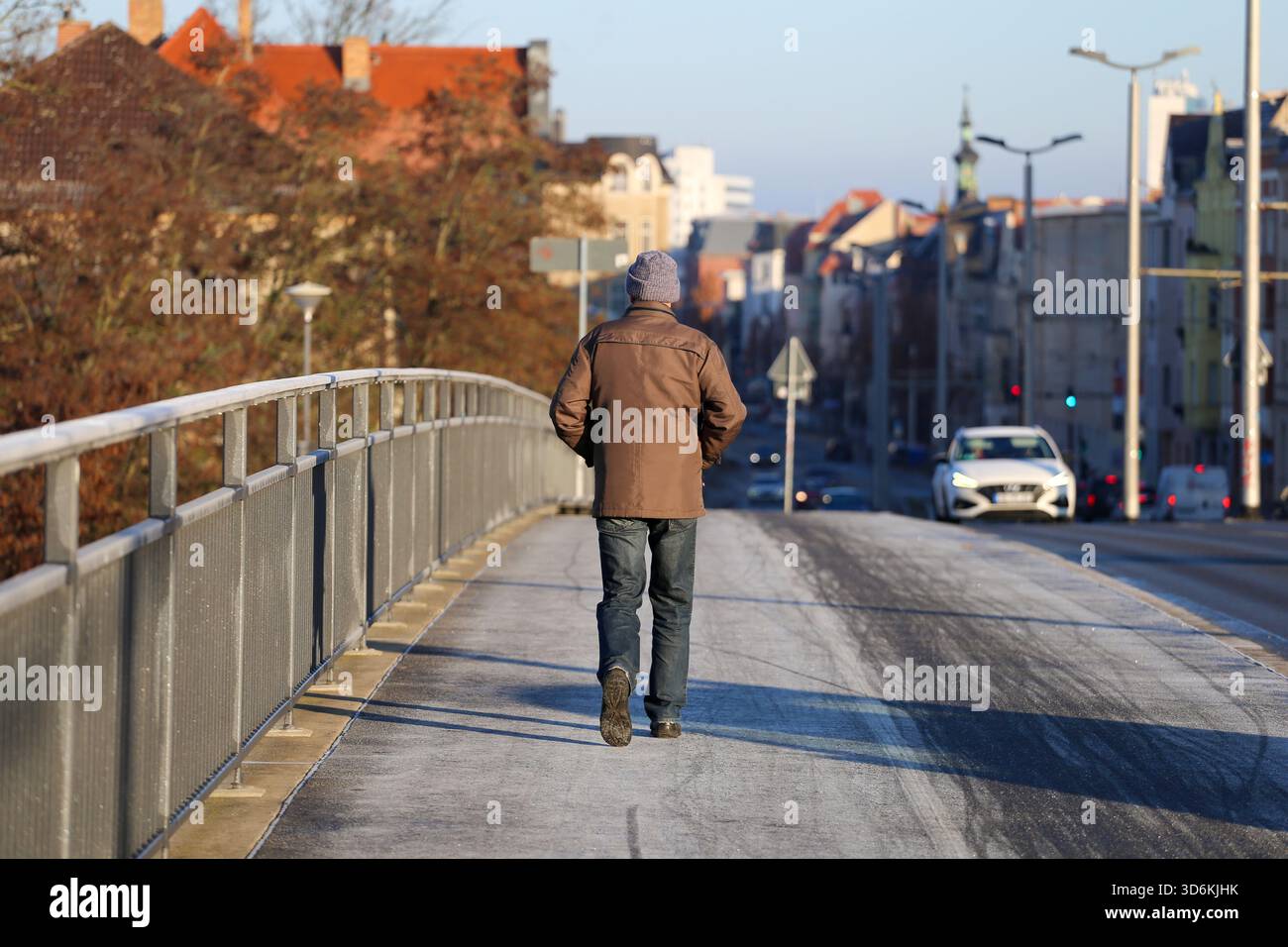 Cottbus, Brandenburg, Deutschland. November 2025. Ein Mann läuft direkt neben dem Hauptbahnhof in Cottbus. Eine 250 Kilogramm schwere Bombe aus dem Zweiten Weltkrieg, die während der Bauarbeiten an der neuen EISWARTUNGSANLAGE entdeckt wurde, führte zu einer 300 Meter langen Sperrzone und der Evakuierung von rund 500 Einwohnern. Das Gerät, eine deutsche Luftbombe mit sowjetischer Sicherung, wird von der Sprengstoffentsorgungsbehörde entschärft. Das Gelände war bereits vor dem Bau auf Kampfmittel überprüft worden, dort wurden im Mai und Juni Bomben freigesetzt, da der Bahnhof Cottbus während des Zweiten Weltkriegs schwer bombardiert wurde (CRE) Stockfoto