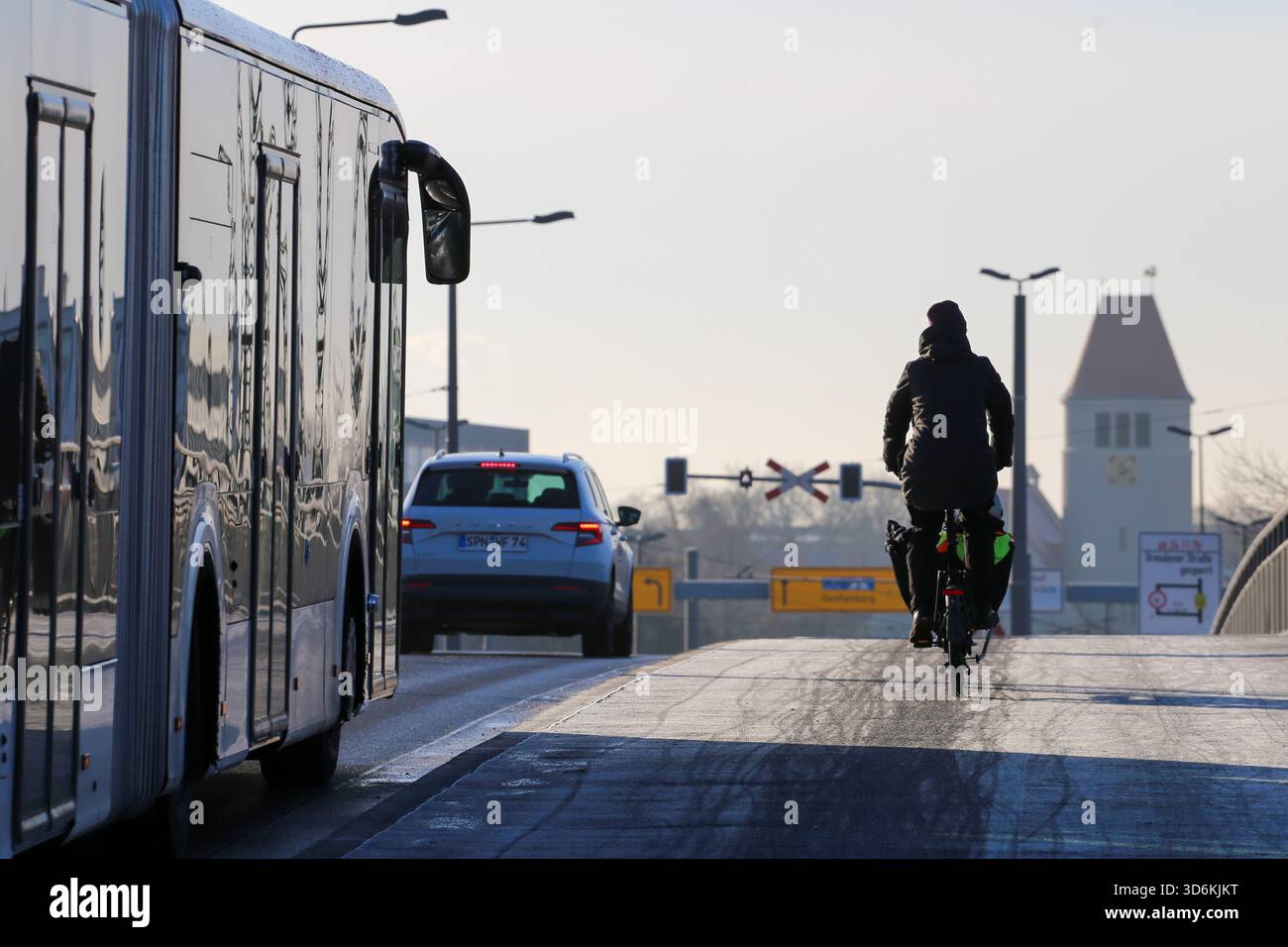 Cottbus, Brandenburg, Deutschland. November 2025. Ein Bürger fährt mit dem Fahrrad direkt neben dem Hauptbahnhof in Cottbus. Eine 250 Kilogramm schwere Bombe aus dem Zweiten Weltkrieg, die während der Bauarbeiten an der neuen EISWARTUNGSANLAGE entdeckt wurde, führte zu einer 300 Meter langen Sperrzone und der Evakuierung von rund 500 Einwohnern. Das Gerät, eine deutsche Luftbombe mit sowjetischer Sicherung, wird von der Sprengstoffentsorgungsbehörde entschärft. Das Gelände war bereits vor dem Bau auf Kampfmittel überprüft worden, wobei dort im Mai und Juni Bomben freigesetzt wurden, da der Bahnhof Cottbus während der Zeit schwer bombardiert wurde Stockfoto