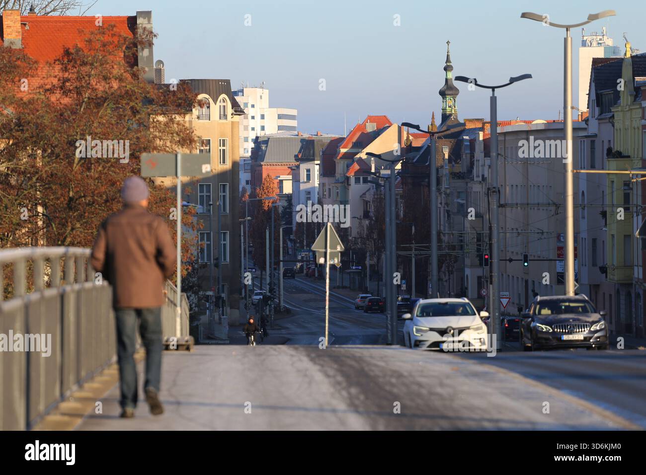 Cottbus, Brandenburg, Deutschland. November 2025. Ein Mann läuft direkt neben dem Hauptbahnhof in Cottbus. Eine 250 Kilogramm schwere Bombe aus dem Zweiten Weltkrieg, die während der Bauarbeiten an der neuen EISWARTUNGSANLAGE entdeckt wurde, führte zu einer 300 Meter langen Sperrzone und der Evakuierung von rund 500 Einwohnern. Das Gerät, eine deutsche Luftbombe mit sowjetischer Sicherung, wird von der Sprengstoffentsorgungsbehörde entschärft. Das Gelände war bereits vor dem Bau auf Kampfmittel überprüft worden, dort wurden im Mai und Juni Bomben freigesetzt, da der Bahnhof Cottbus während des Zweiten Weltkriegs schwer bombardiert wurde (CRE) Stockfoto