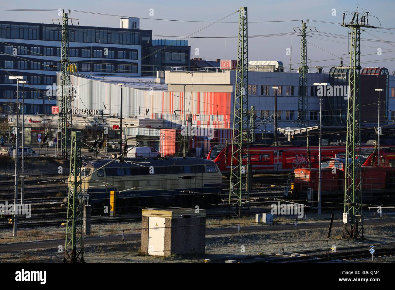 Cottbus, Brandenburg, Deutschland. November 2025. Blick auf den Hauptbahnhof Cottbus. Eine 250 Kilogramm schwere Bombe aus dem Zweiten Weltkrieg, die während der Bauarbeiten an der neuen EISWARTUNGSANLAGE entdeckt wurde, führte zu einer 300 Meter langen Sperrzone und der Evakuierung von rund 500 Einwohnern. Das Gerät, eine deutsche Luftbombe mit sowjetischer Sicherung, wird von der Sprengstoffentsorgungsbehörde entschärft. Die Anlage war bereits vor dem Bau auf Kampfmittel überprüft worden, wobei dort im Mai und Juni Bomben freigesetzt wurden, da der Bahnhof Cottbus während des Zweiten Weltkriegs schwer bombardiert wurde (Foto: © Rouzbeh F Stockfoto
