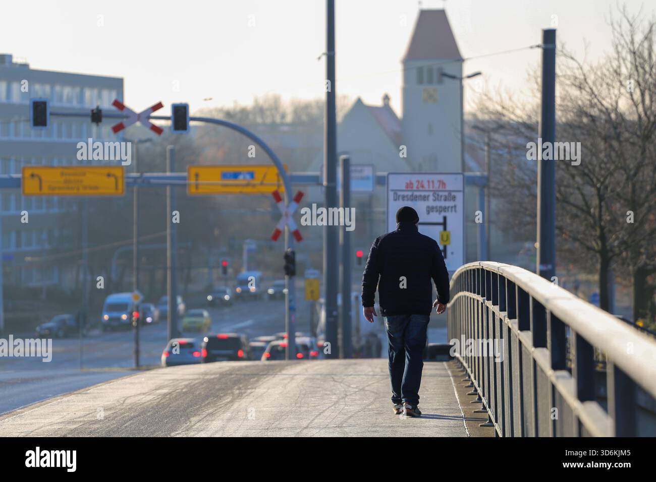 Cottbus, Brandenburg, Deutschland. November 2025. Ein Mann läuft direkt neben dem Hauptbahnhof in Cottbus. Eine 250 Kilogramm schwere Bombe aus dem Zweiten Weltkrieg, die während der Bauarbeiten an der neuen EISWARTUNGSANLAGE entdeckt wurde, führte zu einer 300 Meter langen Sperrzone und der Evakuierung von rund 500 Einwohnern. Das Gerät, eine deutsche Luftbombe mit sowjetischer Sicherung, wird von der Sprengstoffentsorgungsbehörde entschärft. Das Gelände war bereits vor dem Bau auf Kampfmittel überprüft worden, dort wurden im Mai und Juni Bomben freigesetzt, da der Bahnhof Cottbus während des Zweiten Weltkriegs schwer bombardiert wurde (CRE) Stockfoto