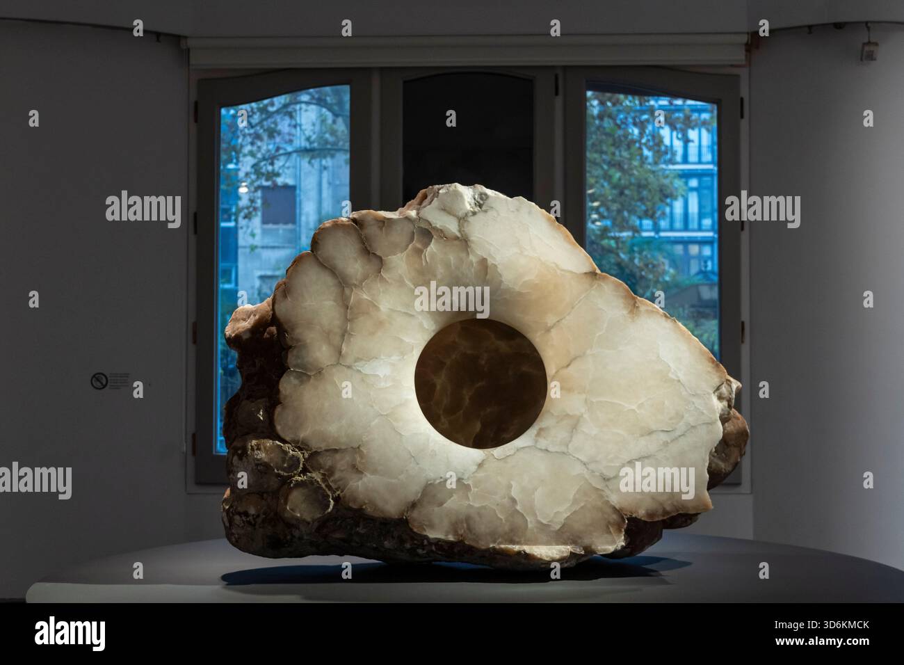 Anish Kapoor, ohne Titel (III), 1997, Alabaster, Casa Milà-La Pedrera, Barcelona, Katalonien, Spanien. Stockfoto