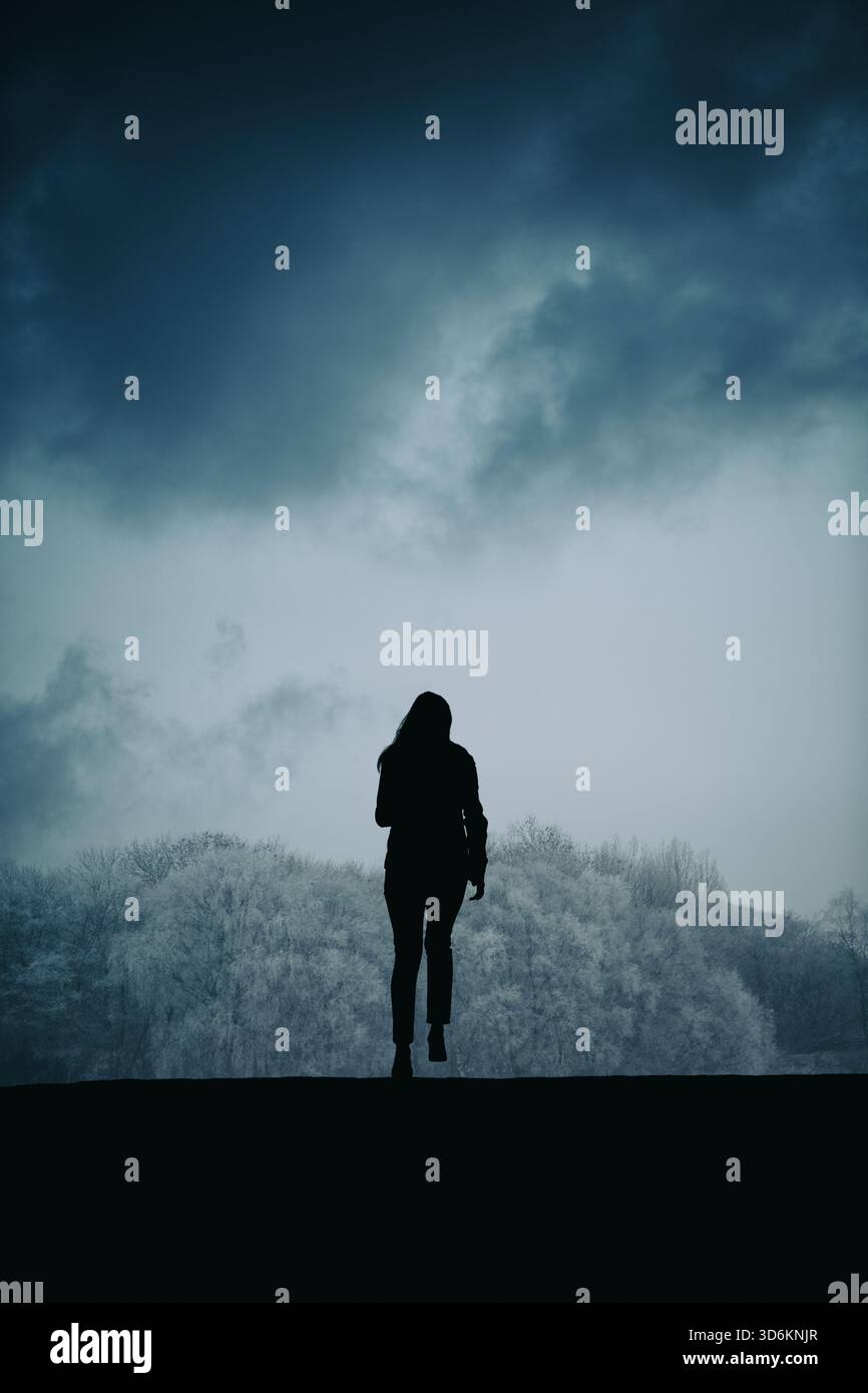 Eine Frau, die auf dem Land wegläuft Stockfoto