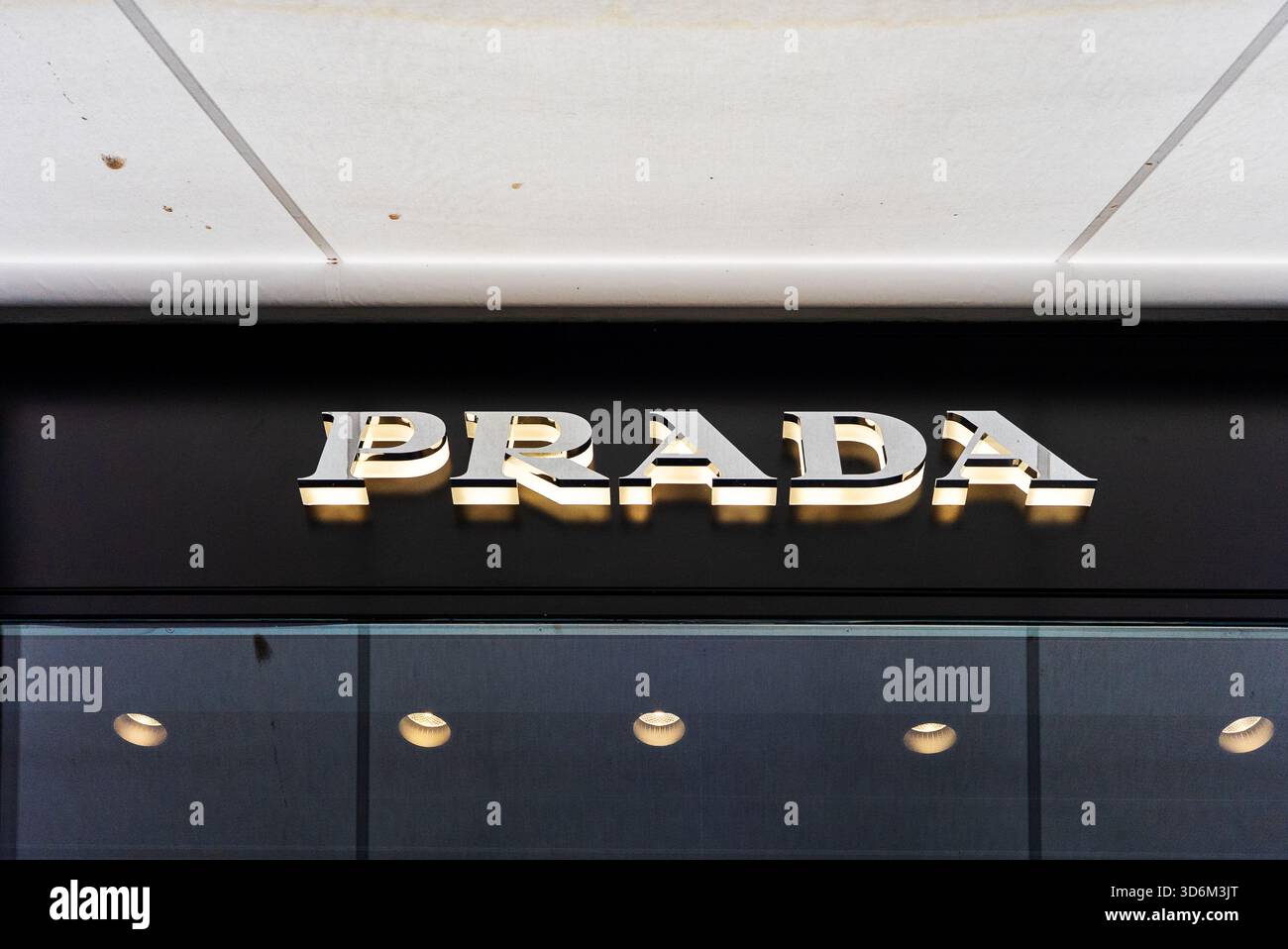 Prag, Tschechische Republik - 09.05.2025: Prada Luxury Brand Shop Schild. Stockfoto